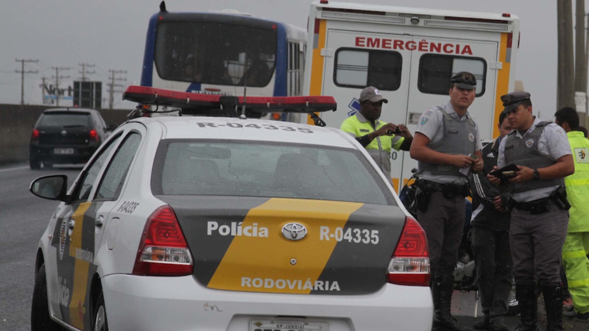 Motorista capota carro após fugir de blitz na Santos Dumont 1