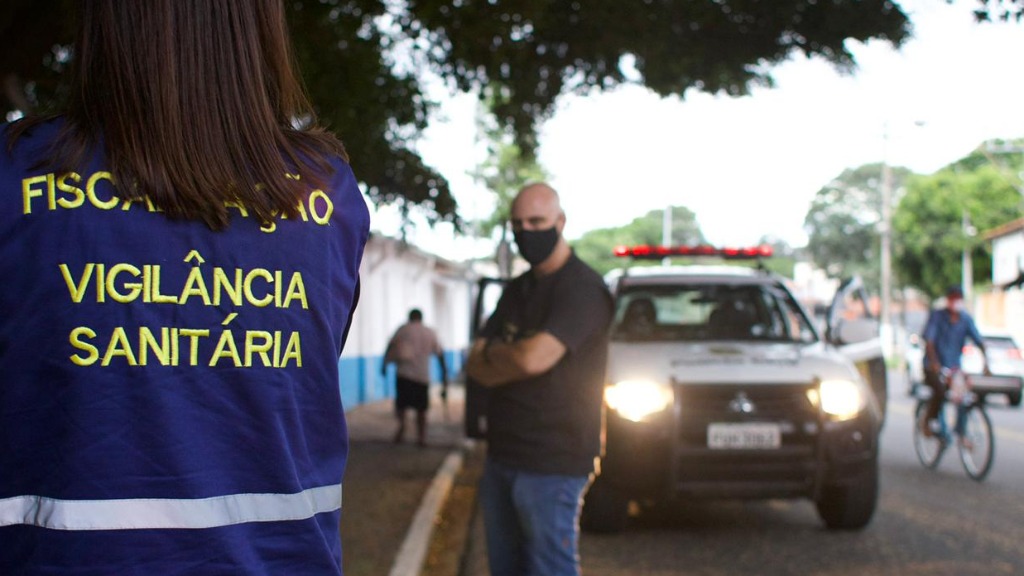 Comércios são fechados no 1º dia de fase emergencial em Amparo 1