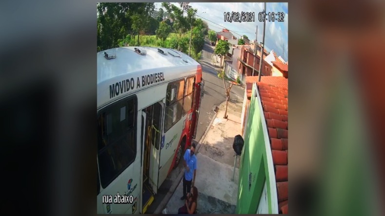 Cadeirante é impedida de usar transporte público por falta de estrutura 1