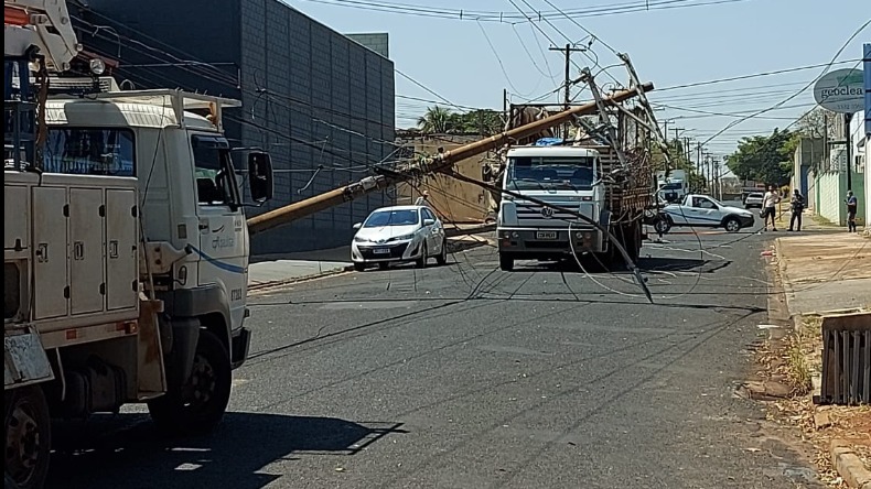 Caminhão arrasta dois postes em Araraquara 1