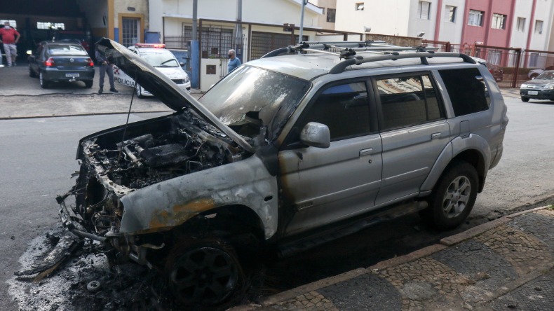 Homem que ateou fogo em carros 'em nome de Deus' é advogado 1