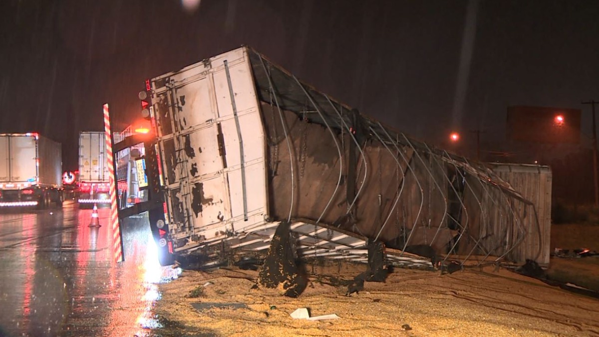 Carretas batem e motorista que parou para ajudar é atropelado na Anhanguera 1