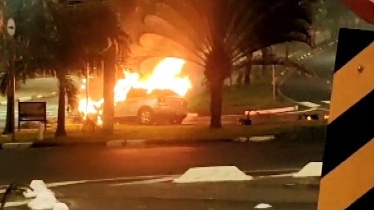 Carro pega fogo após motorista perder controle e bater em poste 1