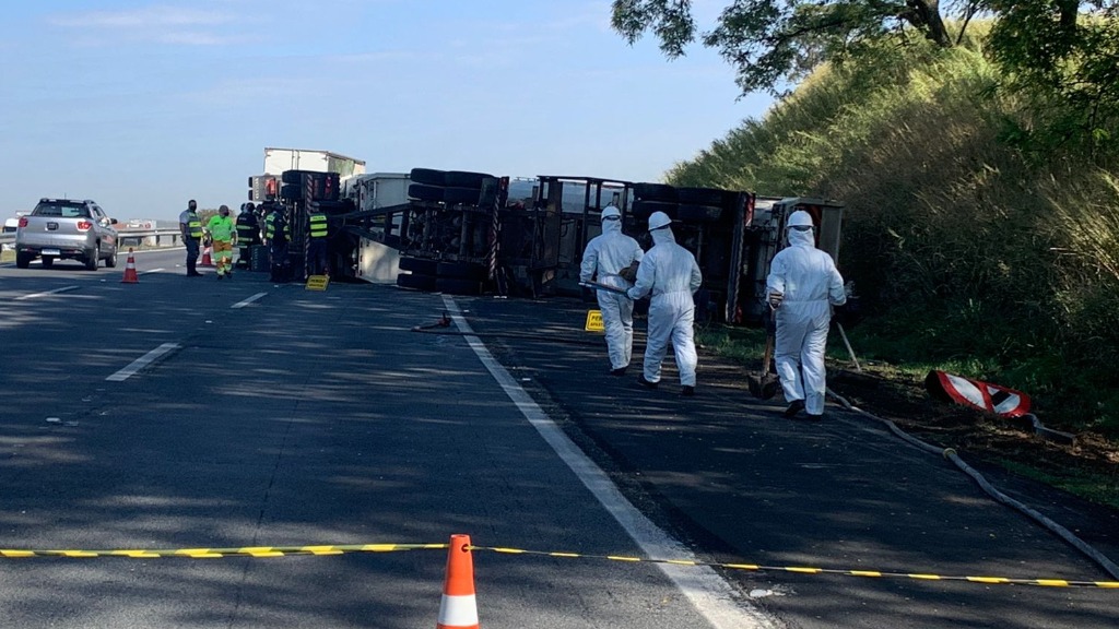 Caminhão carregado de nitrato de amônio tomba e interdita faixas da Bandeirantes 1