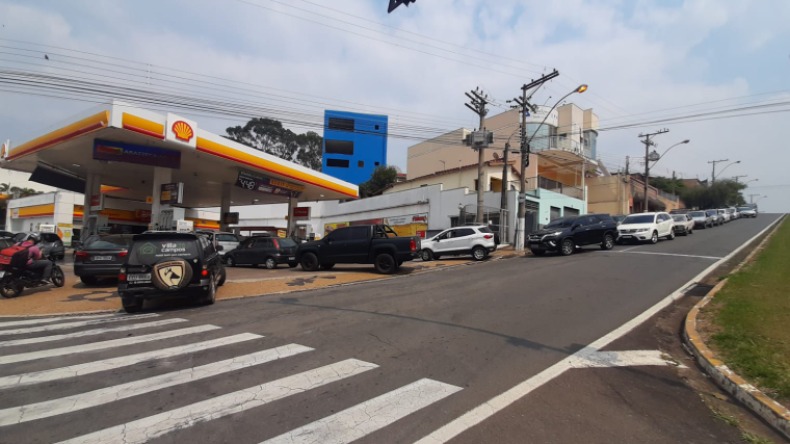 Com medo de desabastecimento, postos de combustíveis registram fila de veículos 1